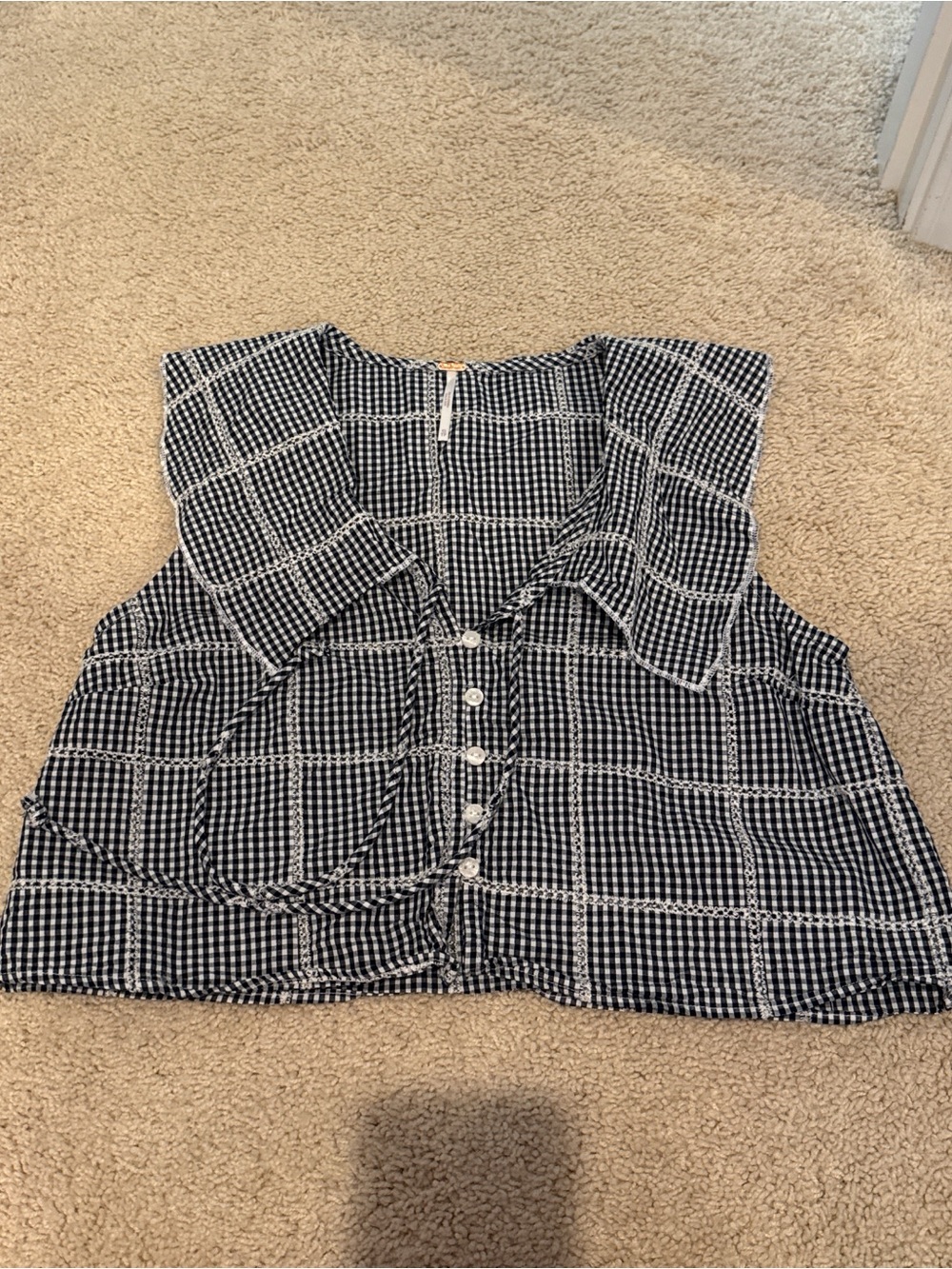 Free people gingham black and white top. Size XS.
Never worn, but missing tags.
